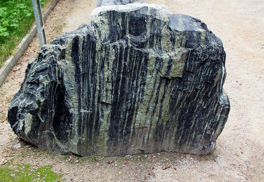 1200px-Amphibolite_Geopark_Prague_2014_1.thumb.jpg.261b26da9ffd46ec44264171467bd4f4.jpg